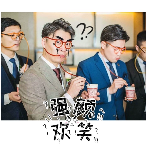 Свадебная игра, поднимающая дверь, блокирующую дверь, и подружка невесты исправление жениха творческого смешного темного пилота бокалы соломинка