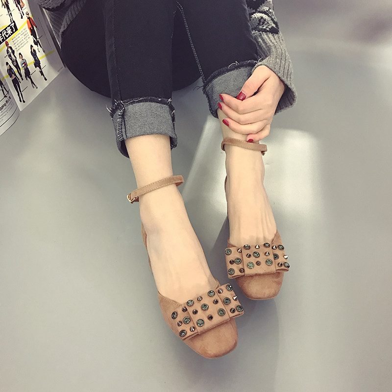 有珍珠的地方都是最闪耀的,典雅大气的粗跟有珍珠的修饰,让步履出挑