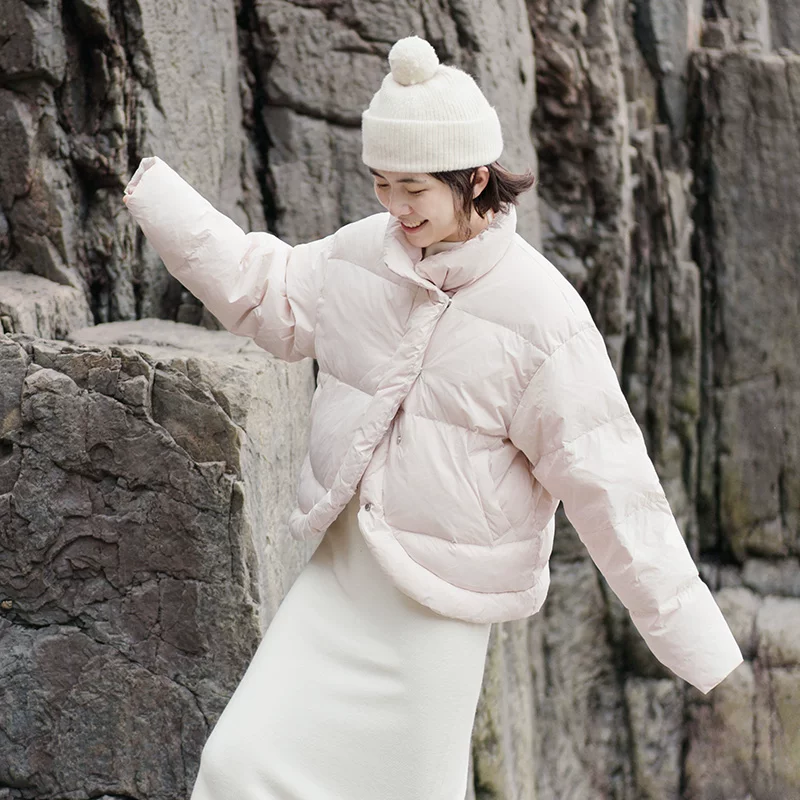 Пуховик ярко-розово-белый с утеплением, добавляет объём