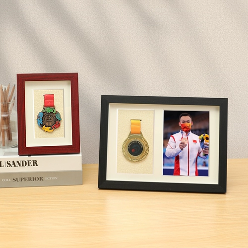 Держите марафонскую медаль на стойке Золотую медаль Чартерной картер