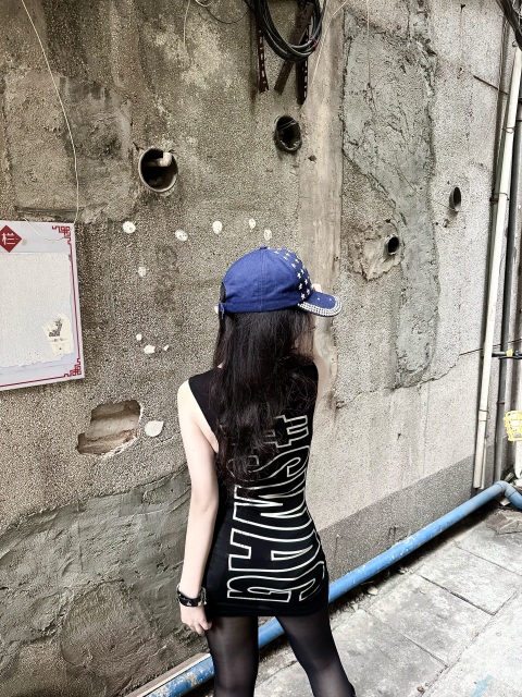 GLITTER PRINT SLIM TANK TOP image 8