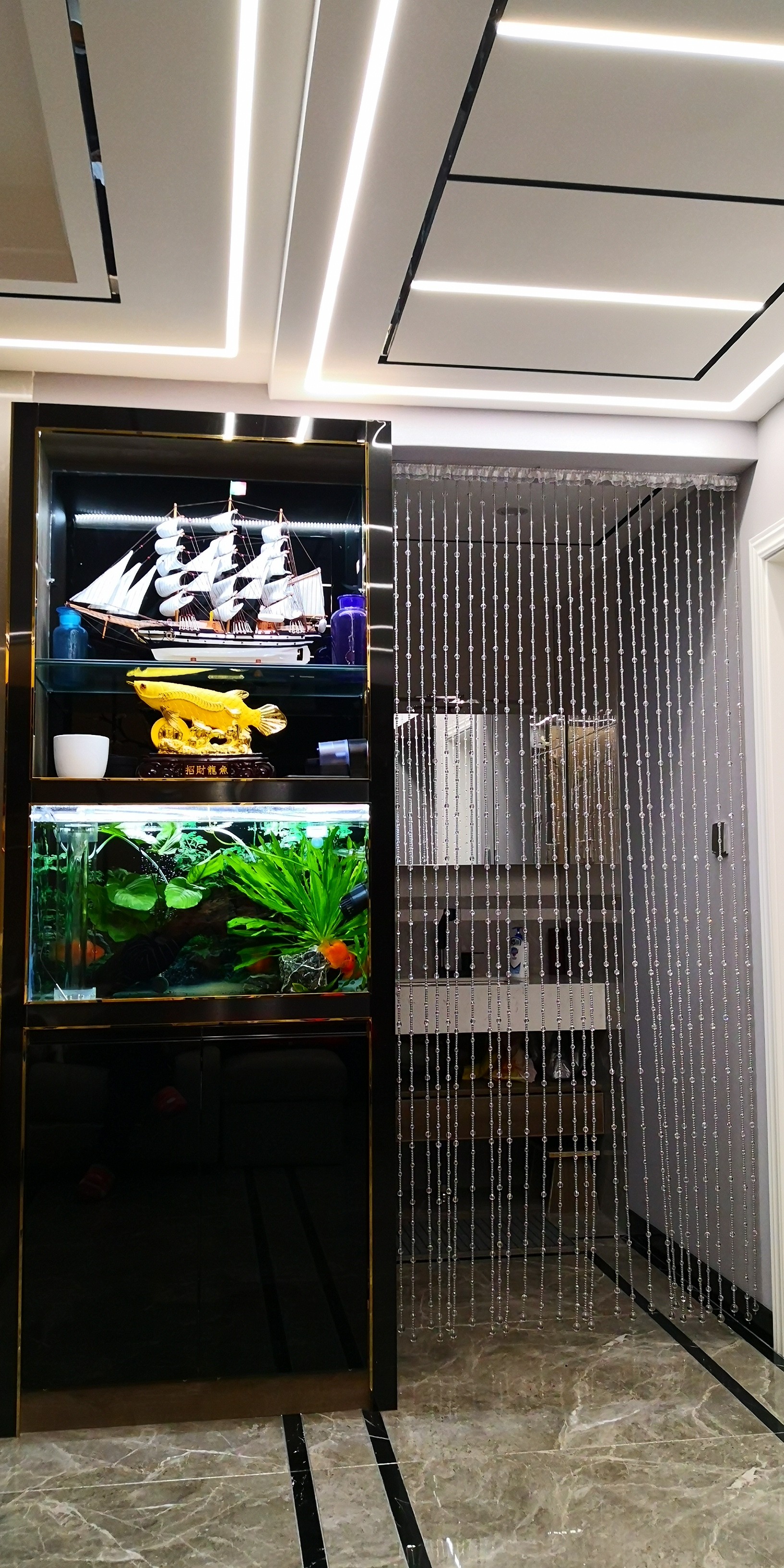 自己设计的鱼缸酒柜配上高贵的金龙鱼摆件是不是很赞