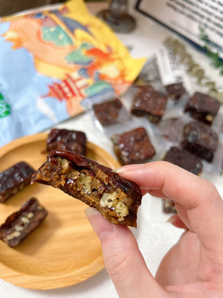 轻山悦色旗舰店:16.9元! 原味枣仁派新疆红枣夹核桃仁夹心枣糕真空包装孕妇休闲小零食特产-3