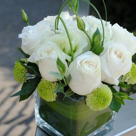 市区实体花店速递玻璃方杯白玫瑰小桌花会议台花礼仪宴会商务用花