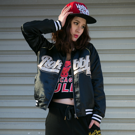 服,特别有街头风,很潮很拉风,字母的点缀很有街头风的感觉,内搭露脐装