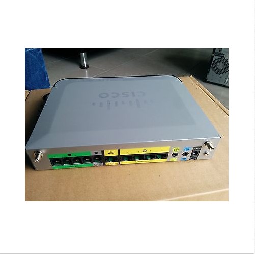 

Беспроводной маршрутизатор Cisco UC320W-FXO-K9 24 Users FXO