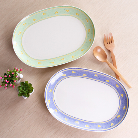 的盘子,盘子的周围有一圈的小花,很浓郁的田园风情;椭圆形的形状圆润