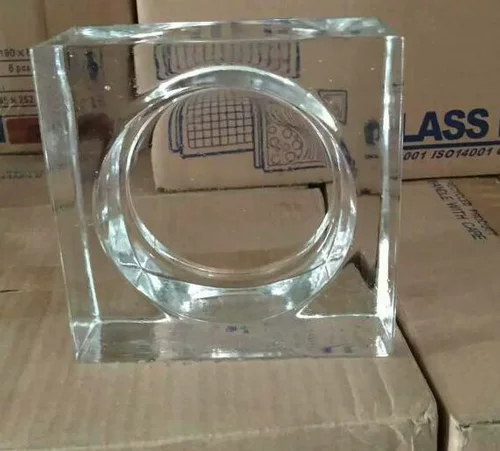 Прозрачный сплошной стеклянный кирпичный кирпич.