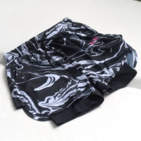 Ультра -светлые шорты черно -белый рисунок