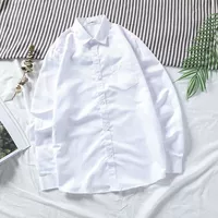 Обычная белая карманная длинная рубашка