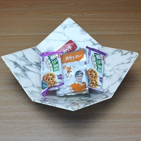 Поднос с шаблоном белого мрамора