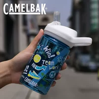 Движение граффити может быть установлено с водой и отправить чашку щетки