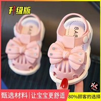 Галстук-бабочка, розовые сандалии