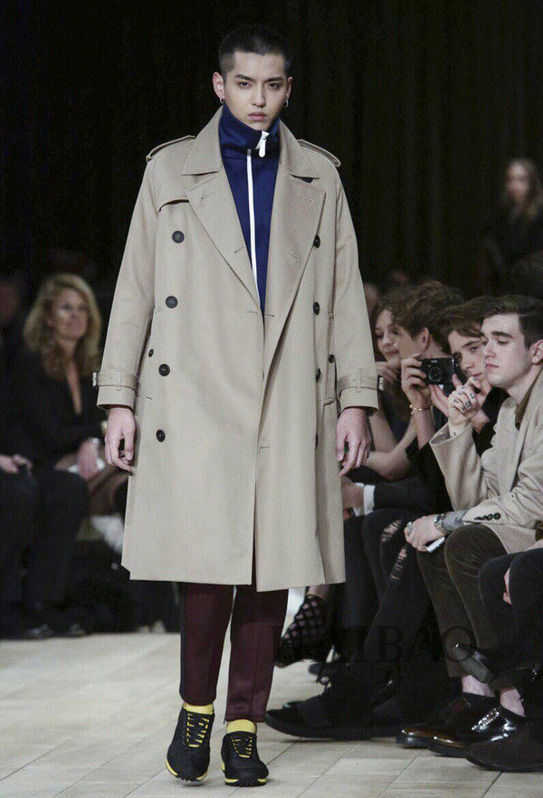 吴亦凡亮相博柏利 (burberry) t台献上处女秀