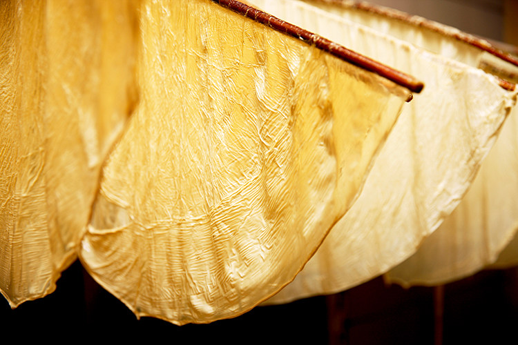 豆浆用柴火烧开,表面便结出薄薄一层豆腐皮,是豆浆的精华所在 f3.