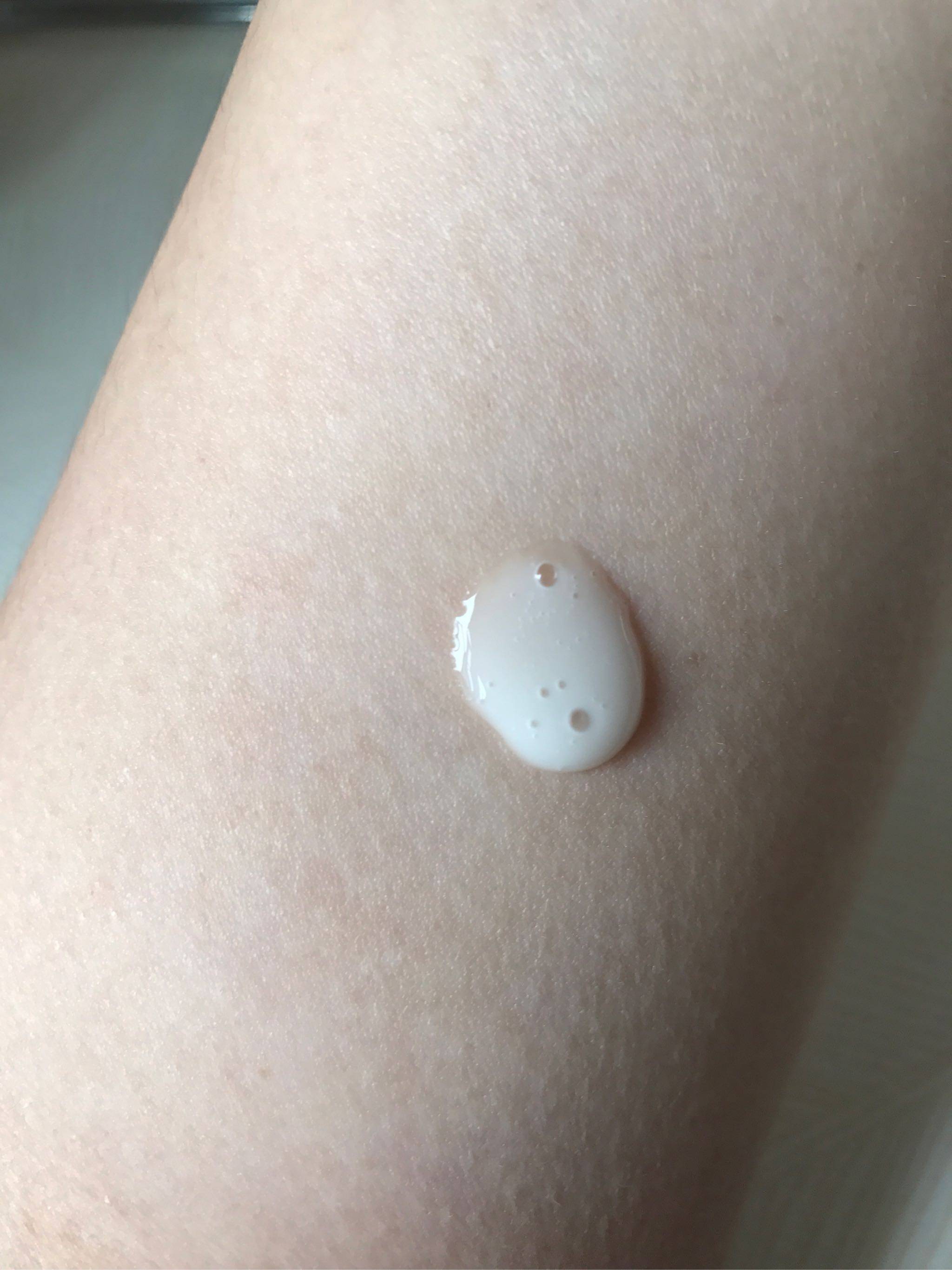 用指腹轻轻推开,即化为水状,质地变得稀薄.