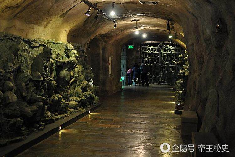 重庆解放后,有关部门对较场口大隧道进行了清理维修.