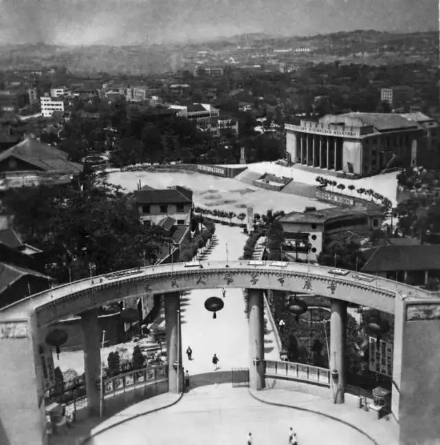 据@微渝中消息, 上世纪50年代初 重庆市劳动人民文化官 与重庆人民大