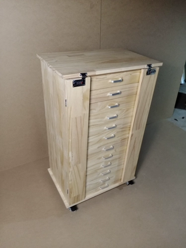 Вместительная и большая система хранения, очки, часы, браслет