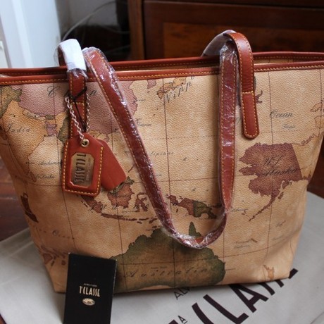 爱逛街为您找到意大利马天尼地图包相关的宝贝,您可以在下面的板块中