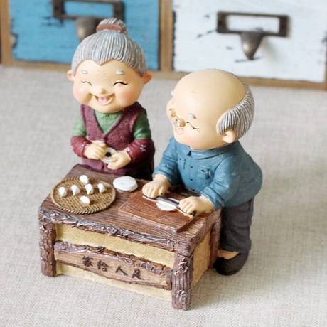 相守相伴系列 老头老太温馨老夫妻包饺子摆饰 创意家居装饰品