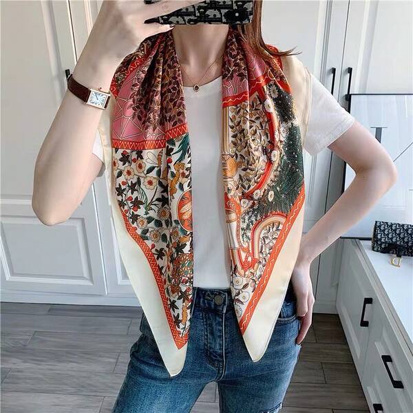 Шелковый шарф, осенний, тренд сезона