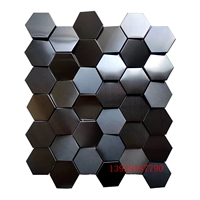 Черное матовое лицо случайным образом сражается