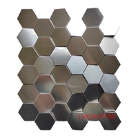 Серебряное матовое лицо случайным образом сражается