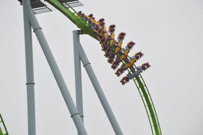 (重庆欢乐谷飞翼过山车) 接下来的时间里,飞翼过山车在轨道上冲顶,绕