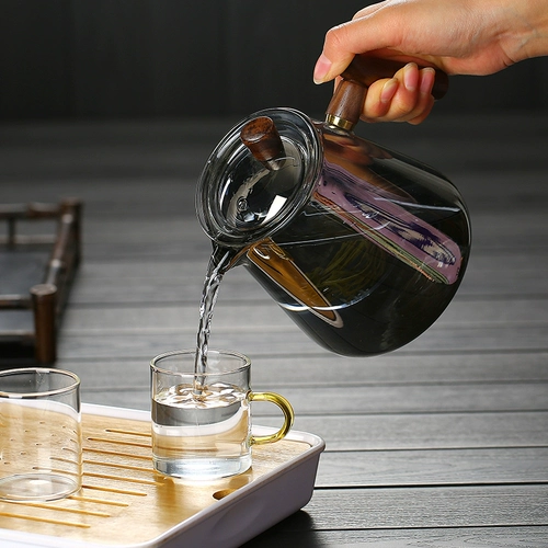 Деревянный серый стеклянный чайник