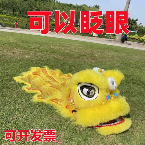 Последовательный танцевальный танец танец львиновой шерстяной львиной глава танце