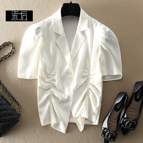 Короткий костюм, тонкая рубашка, французский стиль, облегающий крой, в западном стиле