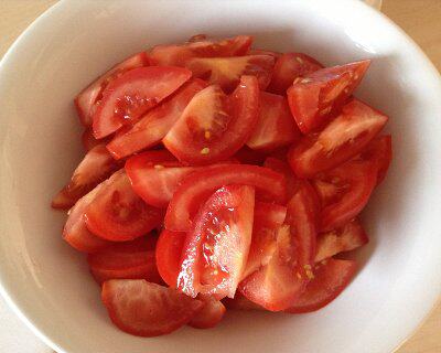 2. 番茄块放入煮锅,大火,不停搅拌,直至成酱(千万不要放油!