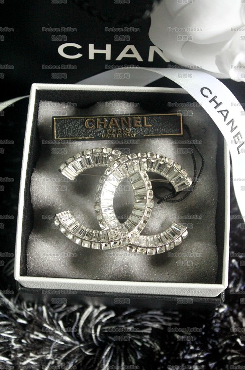 

Брошь Chanel 2013 Cc Logo A63085