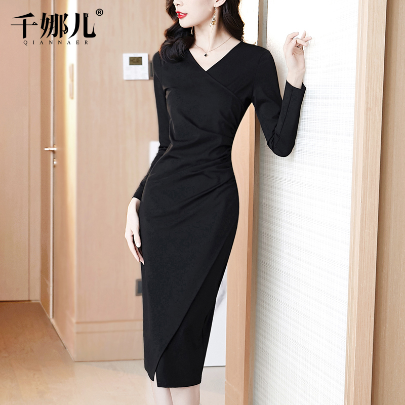 V 领交叉凸显颈部线条，腰部褶皱增添立体感