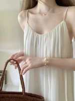 Молочно-белый