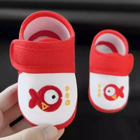 Красная обувь для раннего возраста