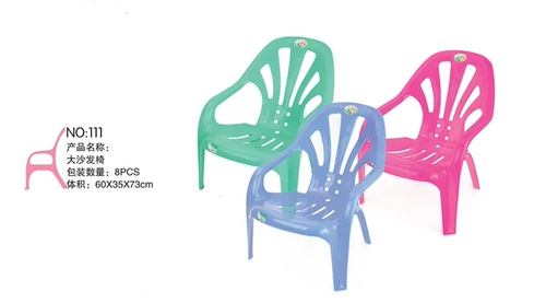 Увеличьте утолщенное пластиковое задним стул на открытом воздухе, по диагонали с задним стулом по диагональ