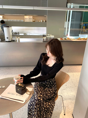 taobao agent Retro black knitted sweater, lamp, flashlight, jacket, square neckline, fitted, 2021 collection, new collection