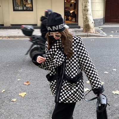 taobao agent Black and white velvet quilted jacket, scarf, V-neckline