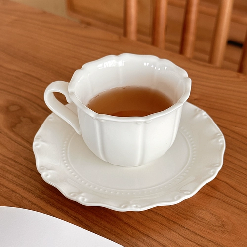 Кофейный изысканный свежий высококачественный послеобеденный чай, чашка, в цветочек
