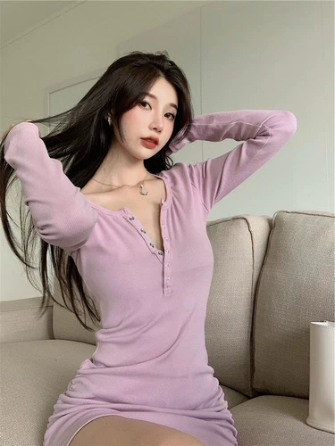 Трикотажное платье, приталенное платье большого размера, большой размер, коллекция 2022, французский стиль, яркий броский стиль, с акцентом на бедрах