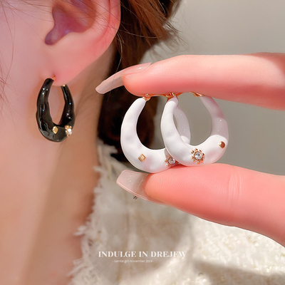 taobao agent Small design fashionable universal earrings, 2022 collection, light luxury style, trend of season, simple and elegant design