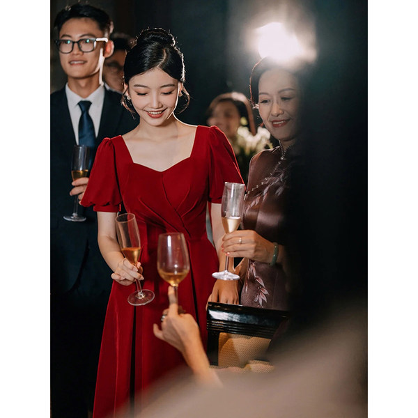 Бордовое бархатное демисезонное вечернее платье для невесты