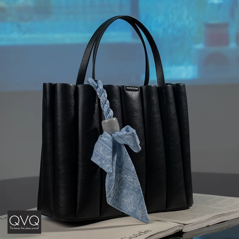 [Сказочная деталь] Карман QVQ 2023 Новейшая старательная новая большая сумка деликатная с шелковым шарфом, можно разместить 11 дюймов