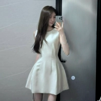 [Белый] Самый популярный стиль летней одежды в этом году в 2025 году/Уникальный и неповторимый для отдыха на море/Уникальный и красивый нишевый стиль с вырезом по талии/Элитный корейский стиль и очень красивый/Температив первой любви щедрый и порядочный/Красивая маленькая юбка летом