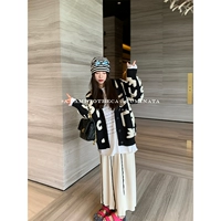 Черно -белые буквы кнопки кардиган