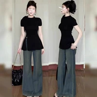 [Черный] [наряд раннего лета 2025 года/правое плечо/женская футболка с короткими рукавами. Новый стиль 2025 года/популярная женская одежда этого года/красивые летние топы/шикарный корейский стиль/супер популярный для снижения возраста/уникальный и очень красивый]