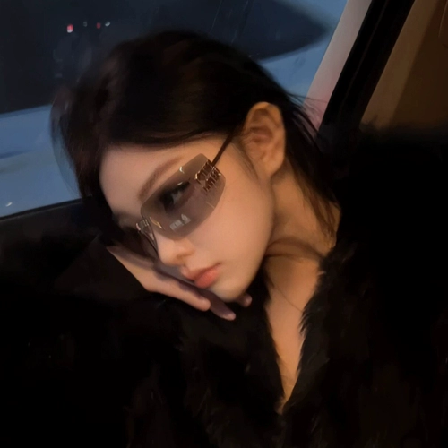 Zhang Yuanying - это та же легкая роскошная роскошная золотисто -беспрепятственные солнцезащитные очки