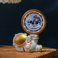 Космонавт, луна